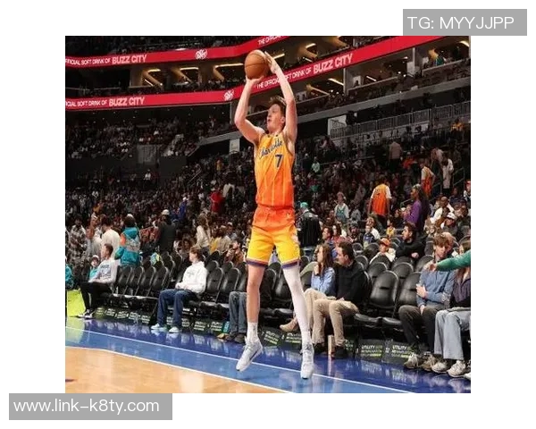 克尼佩尔表现起伏不定10投仅中3收获8分4板3助2帽并有5次失误